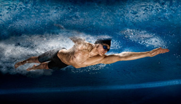 Atleta praticando natação