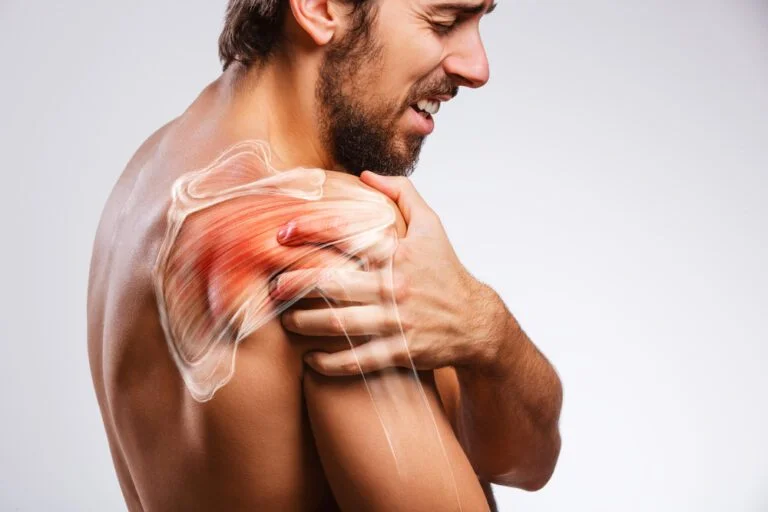 Imagem anatômica do ombro em homem com dor