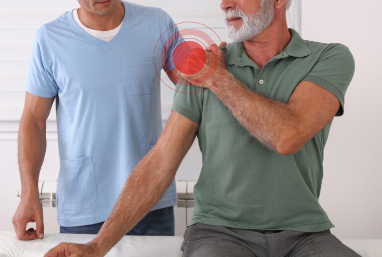 Idoso sendo examinado pelo médico