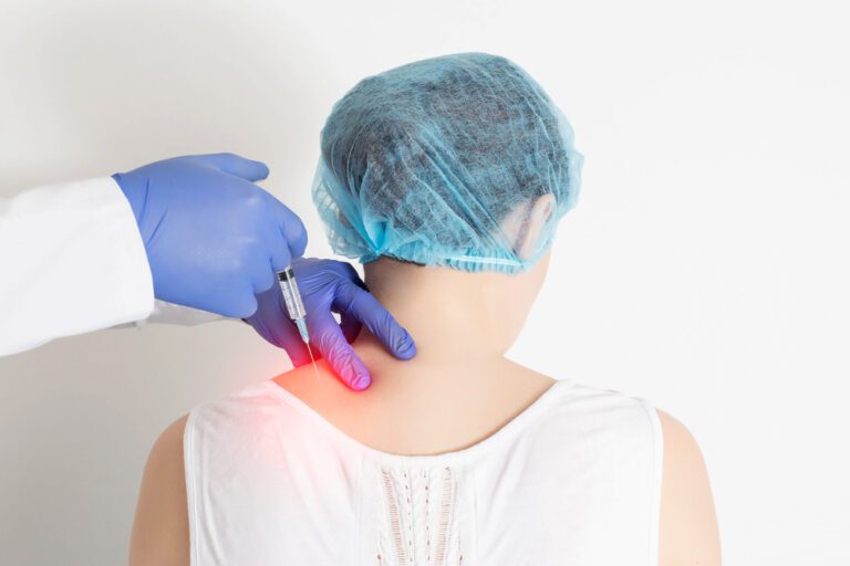 Imagem ilustrativa de um médico aplicando o bloqueio anestésico em sua paciente