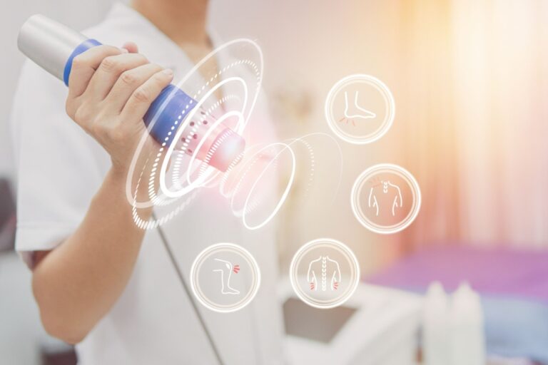 Profissional usando ondas de choque com símbolo de assistência médica virtual